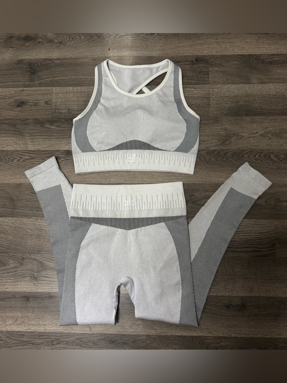 ALO Leggings & Padded Support Bra Yoga Set White Gray Workout Womens Small